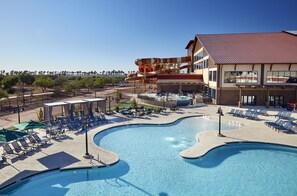 Een binnenzwembad, een buitenzwembad en zwembadcabana's (toeslag)