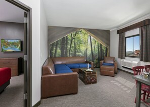 Suite (Grizzly Bear  - Water Park Included) | Living area