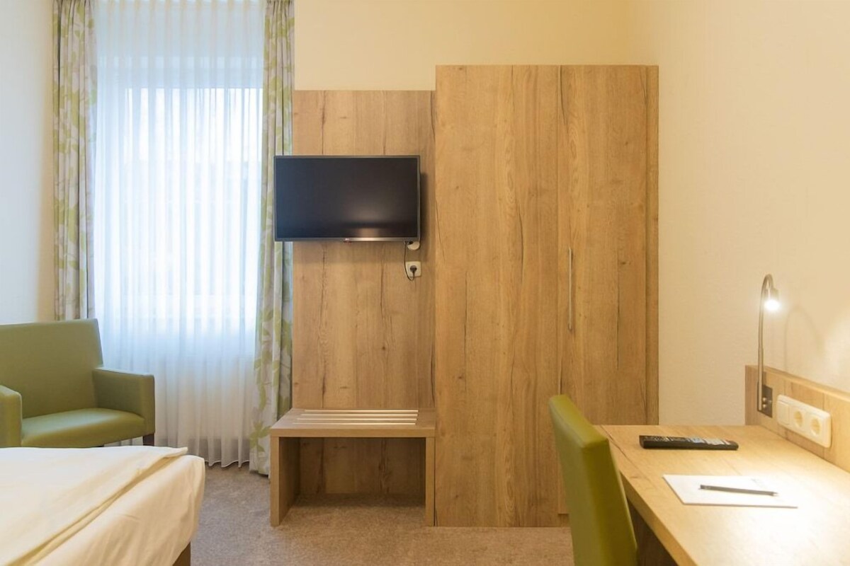 Escritorio, espacio para trabajar con un portátil, cortinas opacas
