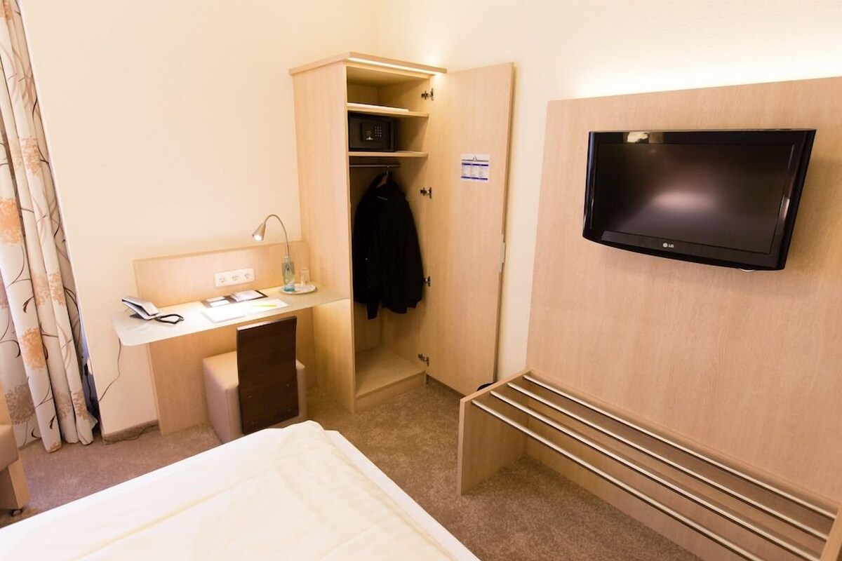Bureau, espace de travail pour ordinateur portable, rideaux occultants