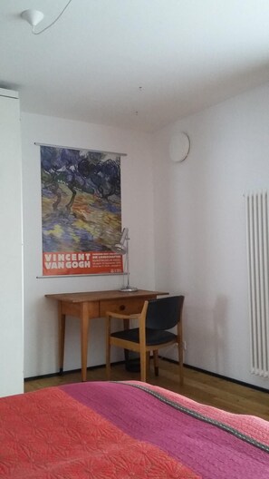 2 habitaciones, escritorio, tabla de planchar con plancha y wifi gratis