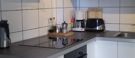 Frigorifero, forno, piano cottura, lavastoviglie