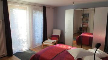 1 quarto, escrivaninha, ferros/tábuas de passar roupa, Wi-Fi de cortesia