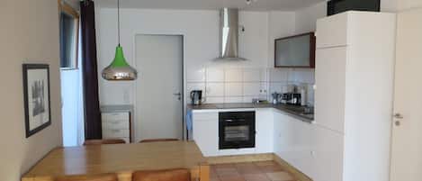 Cafetière/bouilloire, réfrigérateur, plaque de cuisson, lave-vaisselle