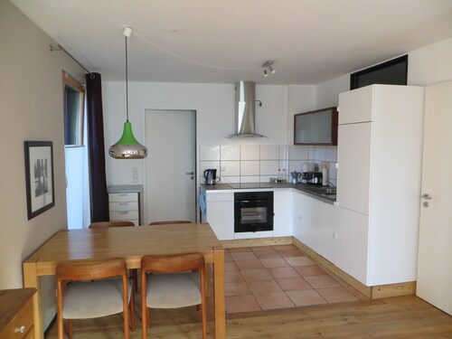 Schönes Apartement mit kleinem Garten, Parkplatz und Fahrradbox.