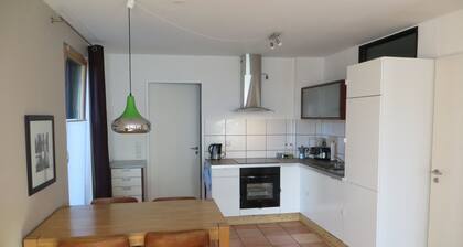 Schönes Apartement mit kleinem Garten, Parkplatz und Fahrradbox.
