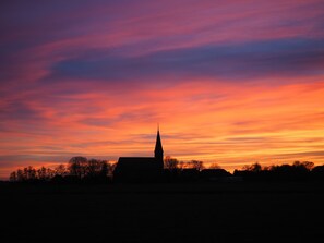 A silhouette of a church with a pointed steeple against a sunset sky. - 305WHAYA: 3  BR, 2  BA House in Tampa, Sleeps 6 (Butjadingen)