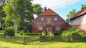 A brick house with a red roof, a wooden door, and a small window. - 305WHAYA: 3  BR, 2  BA House in Tampa, Sleeps 6 (Butjadingen)
