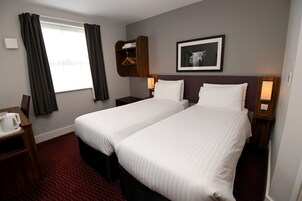 Escritorio, tabla de planchar con plancha, wifi gratis y ropa de cama 