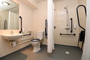 Doppelzimmer, barrierefrei | Badezimmer | Kostenlose Toilettenartikel, Haartrockner, Handtücher