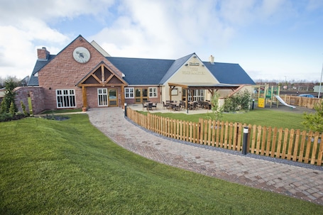 Área de juegos infantiles al aire libre. Pine Marten, Dunbar by Marston's Inns