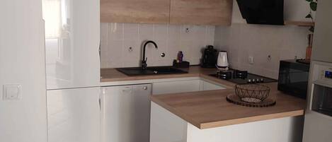 Fridge, oven, stovetop, cookware/dishes/utensils