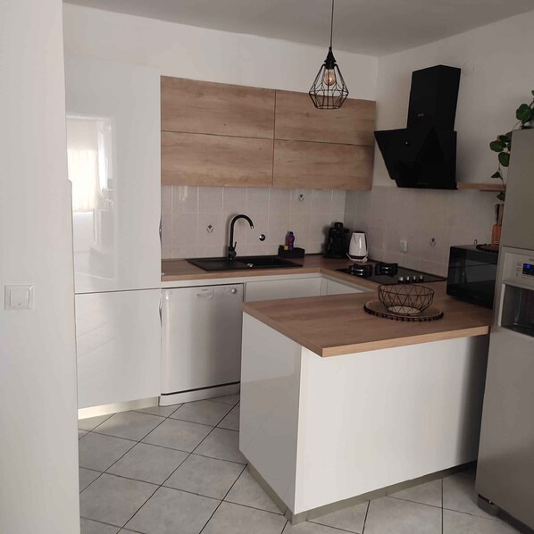 Fridge, oven, stovetop, coffee/tea maker