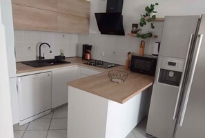 Geladeira, fogão, cooktop, cafeteira/chaleira