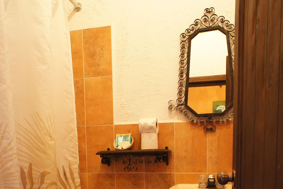 Doppia Basic | Bagno | Doccia, soffione a pioggia, set di cortesia firmato, asciugamani