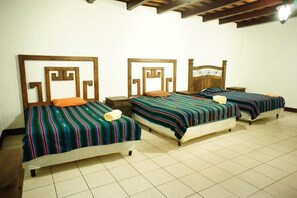 Mobiliario individual, escritorio, ropa de cama