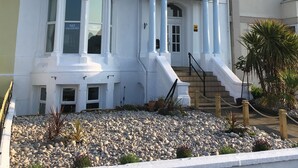Un edificio blanco con un letrero que dice “THE OASIS”.