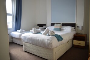 Premium bedding, iron/ironing board, free WiFi, bed sheets - The Oasis (Llandudno)