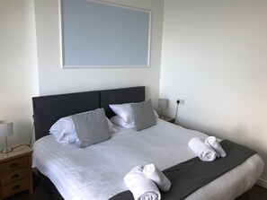 Quarto casal premium, suíte, vista para o mar | Roupas de cama premium, ferros/tábuas de passar roupa, Wi-Fi de cortesia