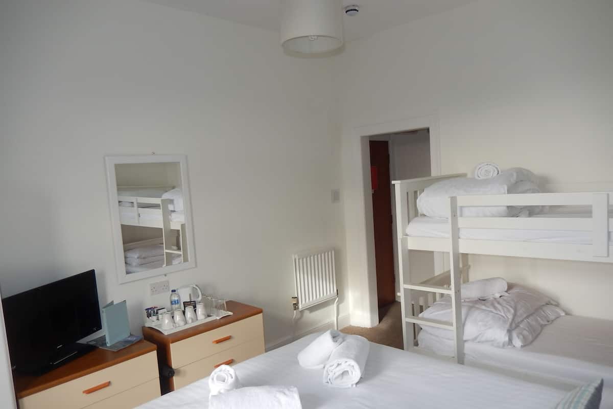 Quarto família, suíte, vista para a montanha | Roupas de cama premium, ferros/tábuas de passar roupa, Wi-Fi de cortesia