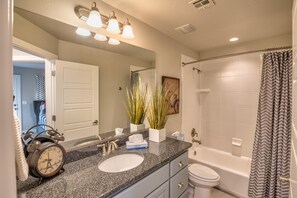 House, Multiple Beds (On The 18th Green) | Bathroom