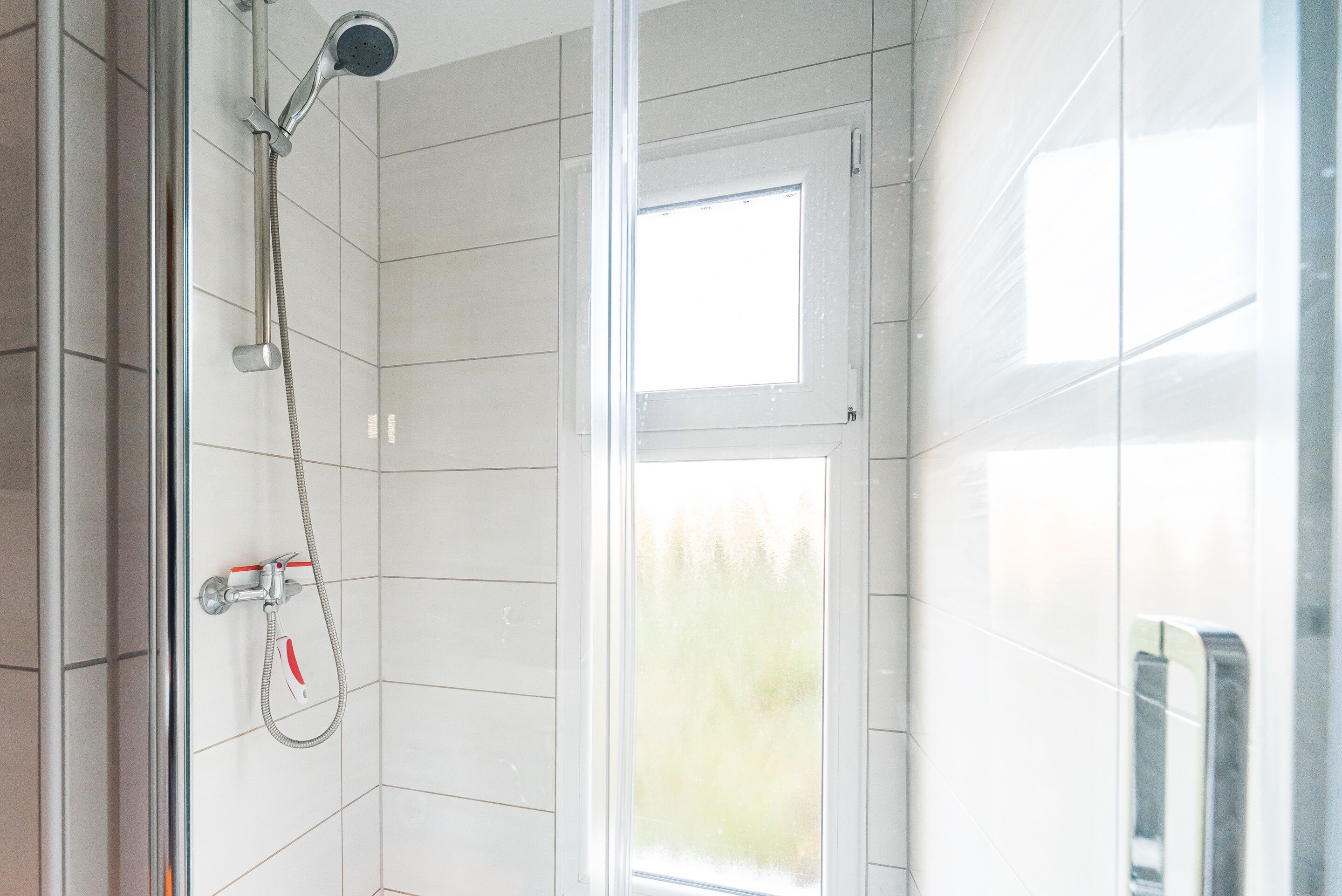 Dusche, Haartrockner, Handtücher, Toilettenpapier