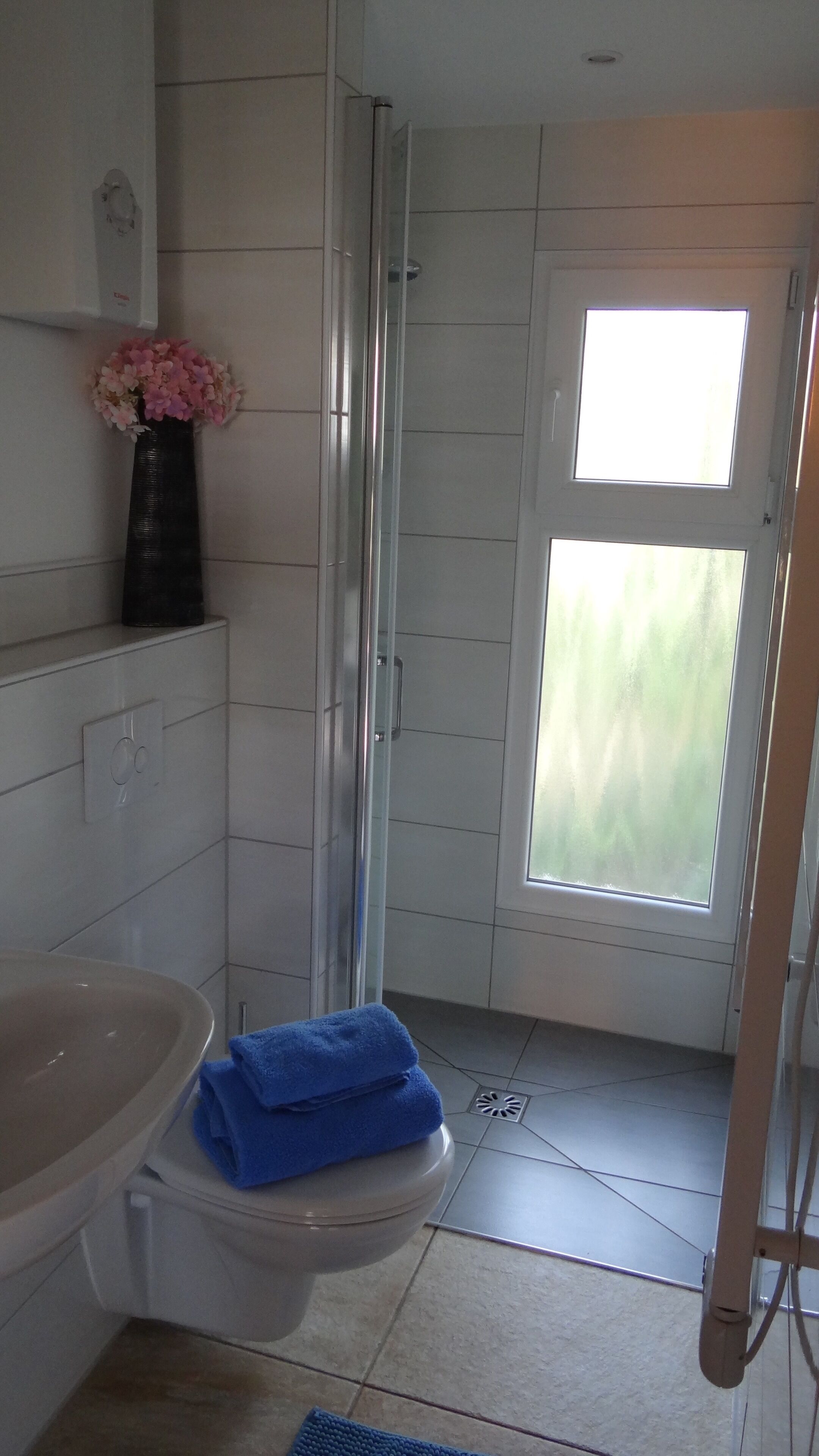 Un bagno con il water, una doccia e un lavandino.
