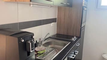 Kjøleskap, kokeplater, vannkoker og brødrister