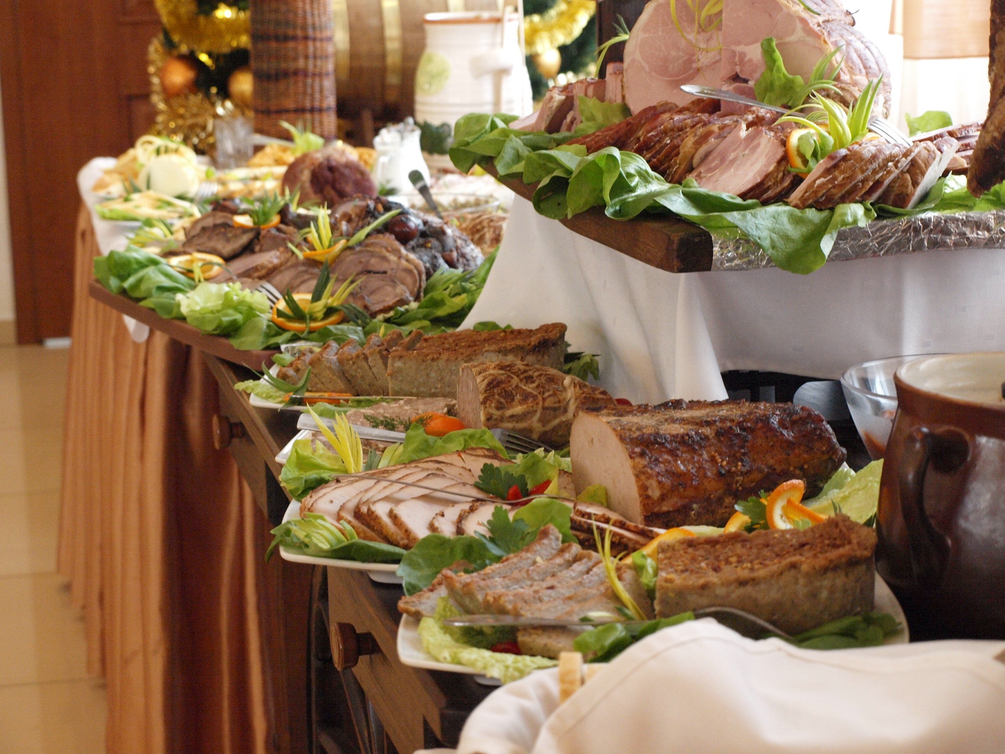 Una mesa de buffet con diferentes carnes y ensaladas.