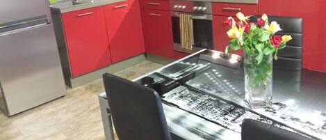 Kjøleskap, mikrobølgeovn, ovn og kokeplater