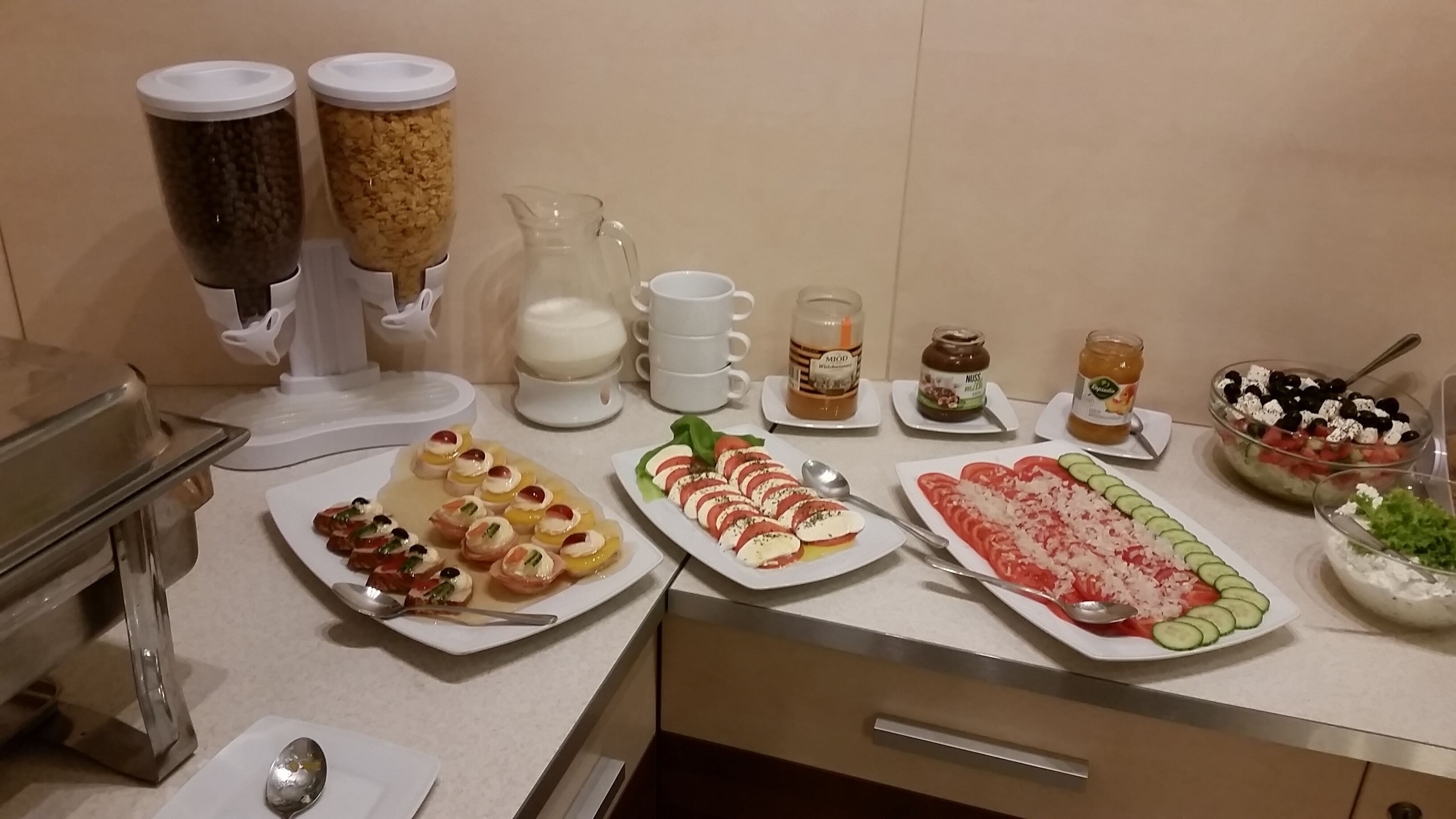 Daily continental breakfast (PLN 20 per person)