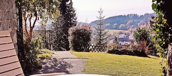 Ferienhaus Kristall, höger i St. Englmar - med "Bavarian Forest" i trÀdgÄrden!