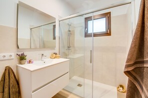 Bathtub, hair dryer, towels - Finca Sa Canova d'Ariany with pool Mallorca (Ariany)