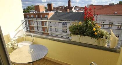Central location in the city/directly on 2 subway lines/phone/WLAN/garage