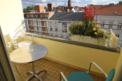 Central location in the city/directly on 2 subway lines/phone/WLAN/garage