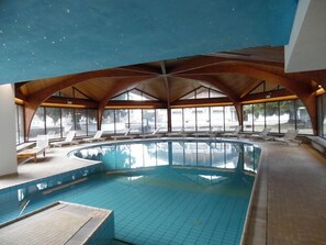 من حمّامات السباحة المغطاة، مقاعد للتشمس