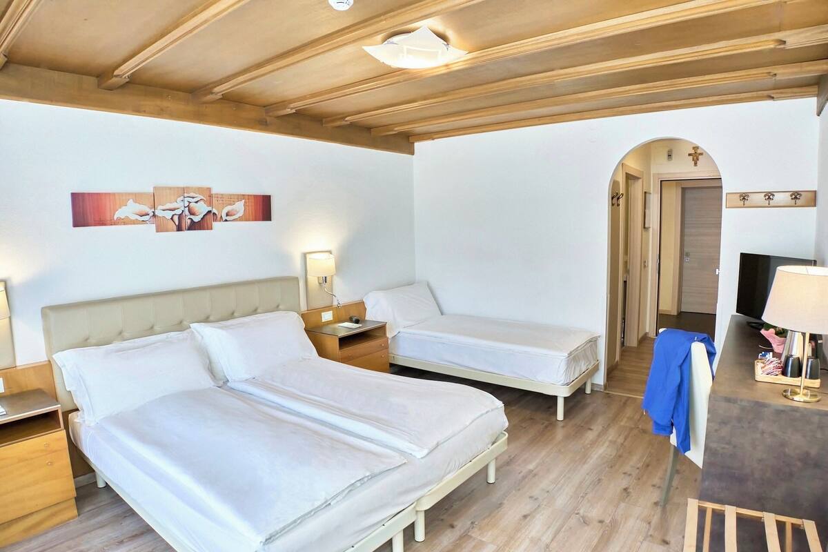 Trippelrum | Skrivbord, arbetsyta för laptop, barnsängar och gratis wi-fi