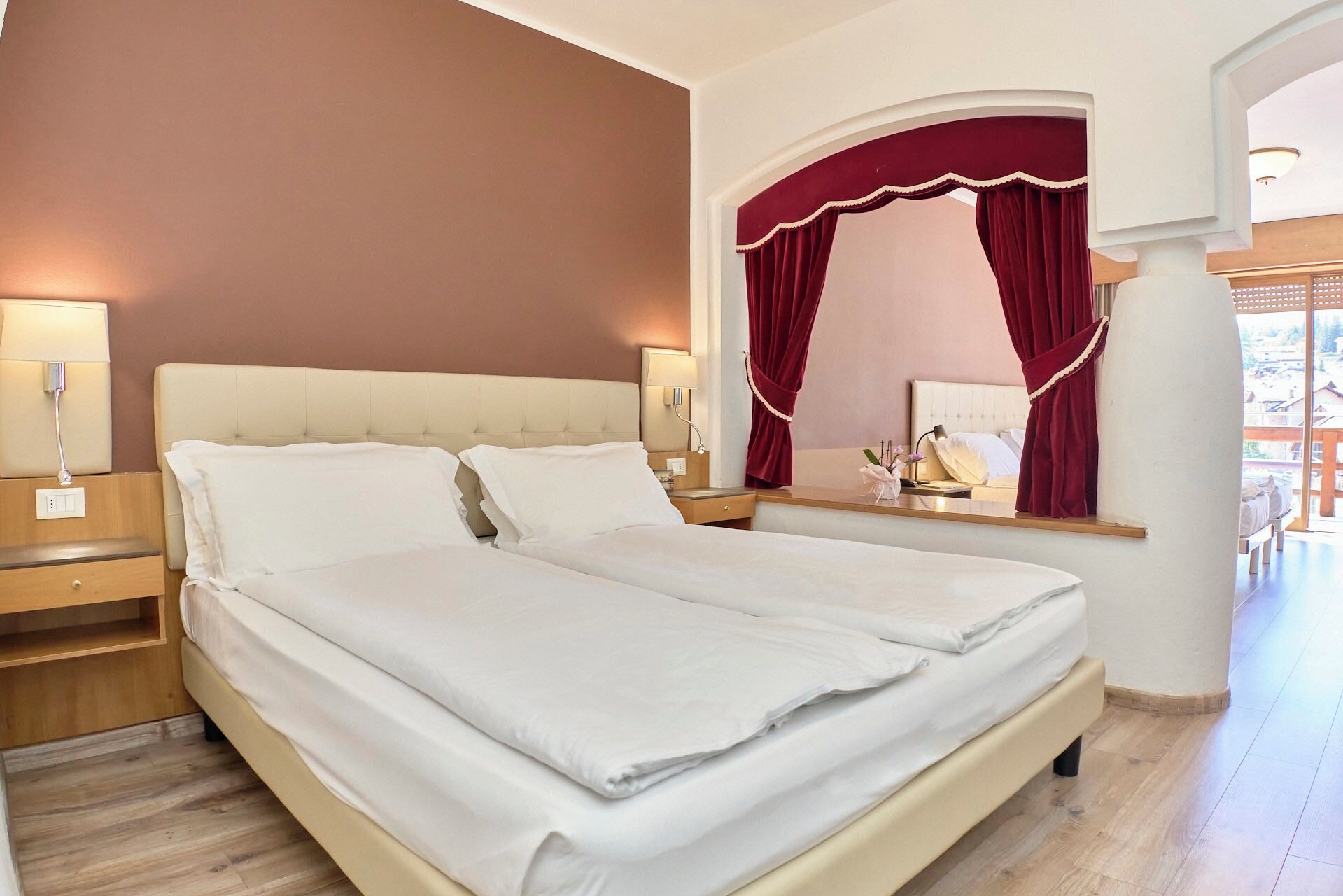 Escritorio, espacio para trabajar con laptop, cunas y wifi gratis 