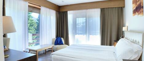 Habitación doble, balcón | Escritorio, espacio para trabajar con un portátil, cunas (de pago)