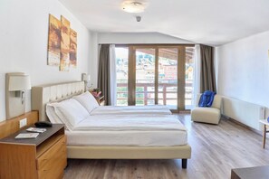 مكتب ومساحة عمل للكمبيوتر المحمول وأسرّة أطفال/رضّع وواي فاي مجانًا