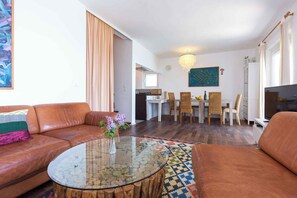 TV - Holiday home with terrace and sea view (Vantačići)