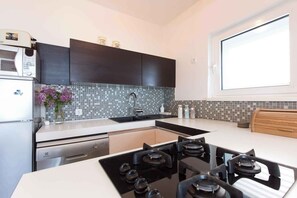 Fridge, microwave, oven, stovetop