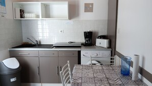 A compact kitchen with a sink, countertop, and a coffee maker. - Quiet cottage for 4 in La Faute-sur-Mer (La Faute-sur-Mer)
