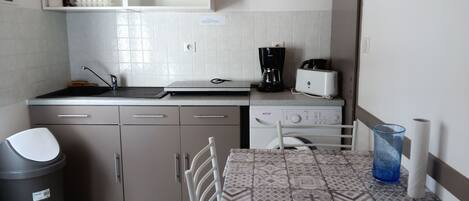 Een koelkast, een microgolfoven, een kookplaat