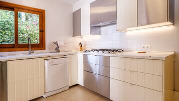 Een koelkast, een magnetron, een oven, een kookplaat