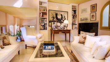 Een televisie, een open haard, een dvd-speler en een stereo