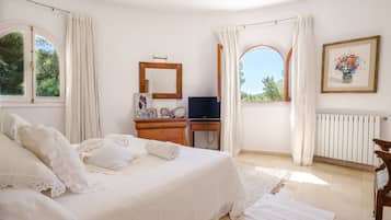 5 bedrooms, iron/ironing board, free WiFi, bed sheets