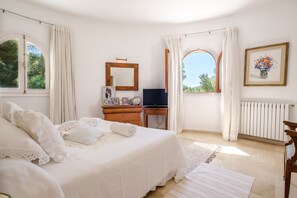 5 bedrooms, iron/ironing board, free WiFi, bed sheets