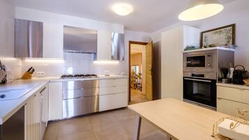 Frigorífico, microondas, horno y placa de cocina