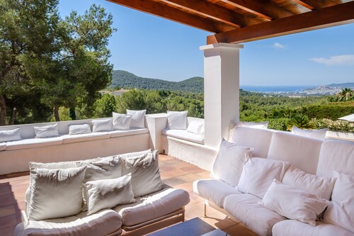 Fantastic Holiday Home with Sea View, Pool, Terrace